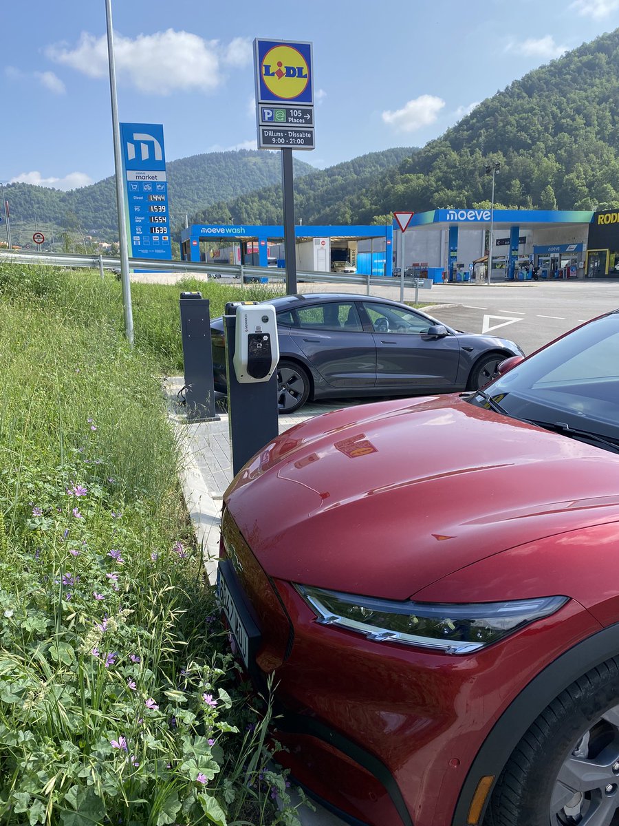 Puedes llenar el depósito pagando en moeve a los precios que ves, puedes incluso cargar en el esclat, pagando! O puedes cargar el coche en el Lidl 30 minutos gratis maps.google.com/maps/place//da…