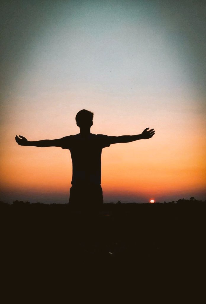 "KEEP GRINDING BRO, YOUR ENTIRE LIFE CAN CHANGE JUST IN ONE YEAR &amp; EVEN WHEN IT'S DARK OUT, REMEMBER THAT THE SUN IS SHINING SOMEWHERE."
IT'S GONNA REACH YOU.