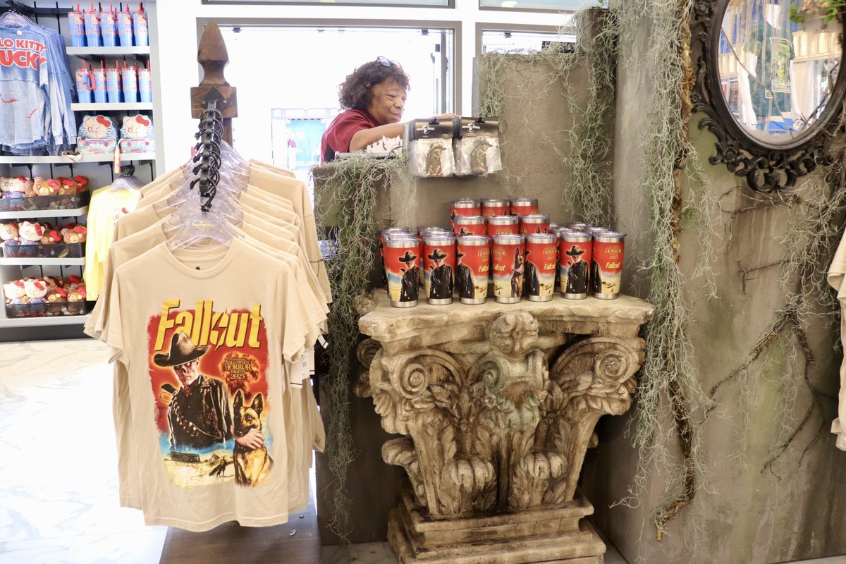 RealCupcake77's tweet image. Fallout has officially arrived at HHN 2025 👀
This year’s merch reveal is giving post-apocalyptic cowboy fever—get ready to ride.

#Fallout
#HHN2025
#UniversalStudios
#HalloweenHorrorNights
#ThemeParkNews
#CupcakeFairy