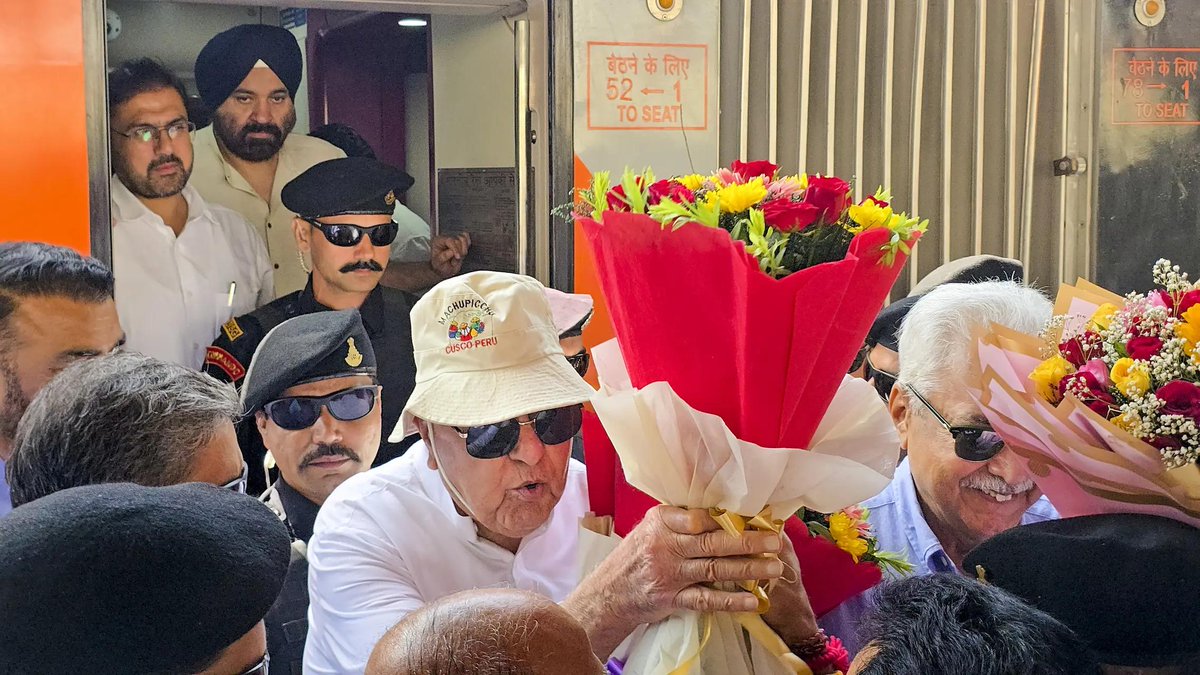 timesofindia's tweet image. #InPics | National Conference chief #FarooqAbdullah as he travels on #Srinagar-#Katra Vande Bharat train