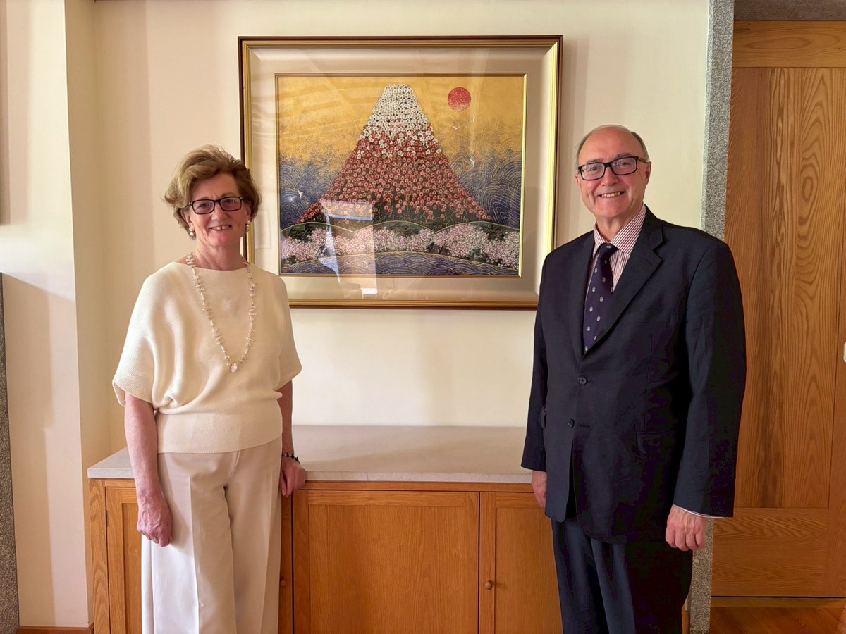 Ambassador Shimada and his wife Kaoru recently welcomed Mr Paul Kavanagh, former Irish Ambassador to Japan, and his wife Mrs Rosemary Kavanagh to the Ambassador’s residence. They exchanged frank views on the future of Japan-Ireland relations.