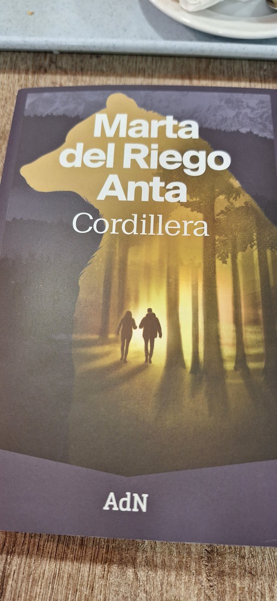 Estoy pasando más horas en la cafetería del hospital en esperas para consultas y tratamientos que las que pasé en la de la universidad 😆
Este libro que me acompaña es una maravilla.