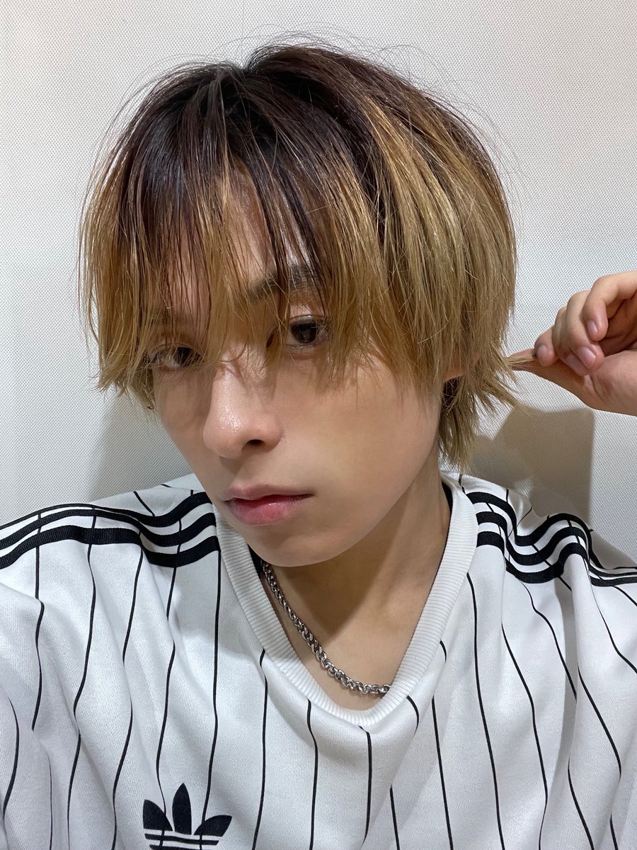 _KID_PHENOMENON's tweet photo. 何だか懐かしい感じがする髪色ですね💇‍♂️
久々に明るい色したかも🧚‍♂️

どうですか🦥

by 蒼真🐰

#川口蒼真 #キドフェノ
#KIDPHENOMENON https://t.co/gRkqV4NBVR