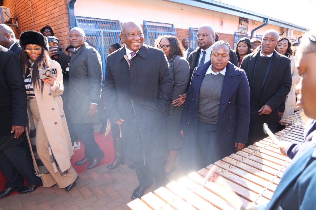 [IN PICTURES]: President Cyril Ramaphosa arrives at Makgatho Primary School in Atteridgeville to engage with Educator &amp; General Assistants under the #PYEI alongside Gauteng Education MEC Matome Chiloane and Basic Education Minister Siviwe Gwarube.

#GrowingGautengTogether