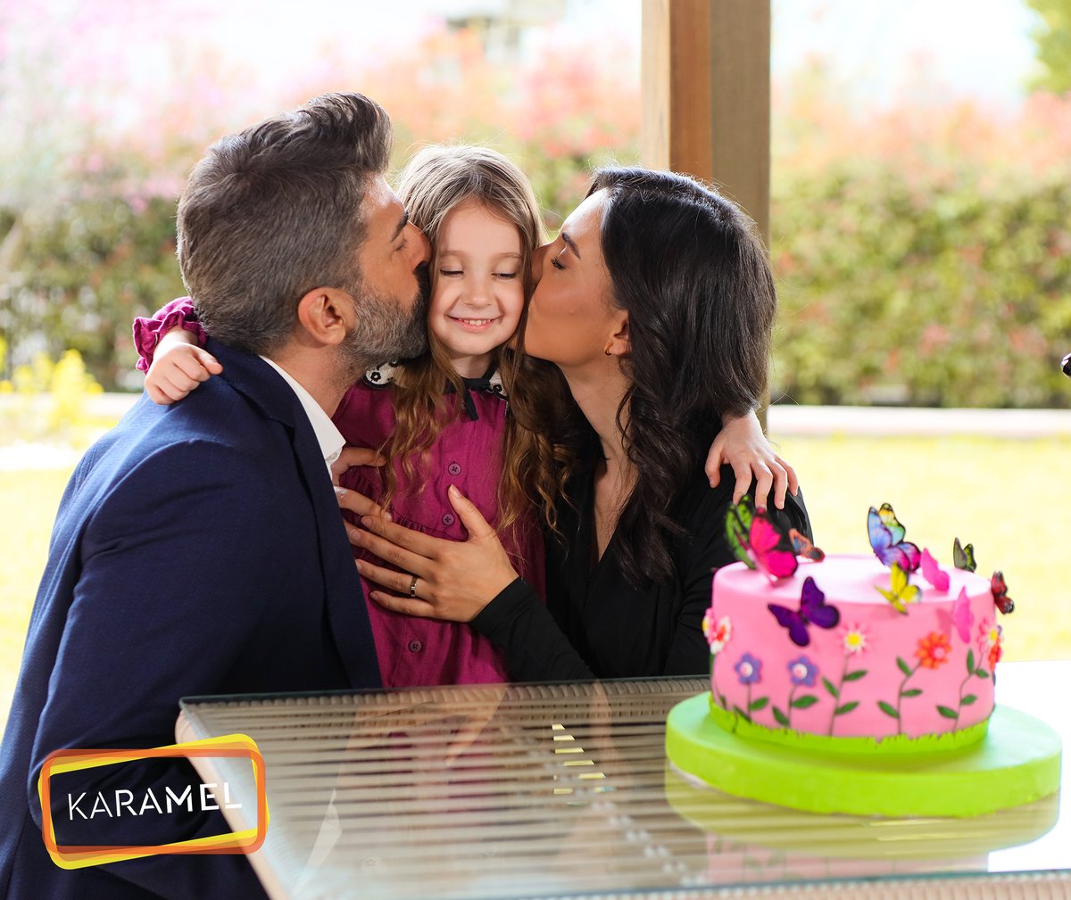 esaretkanal7's tweet image. 🌸😎 #Esaret yeni bölümleriyle hafta içi her akşam 21:15&apos;te @kanal7&apos;de! 💞 #Kutlama @KaramelYapim
