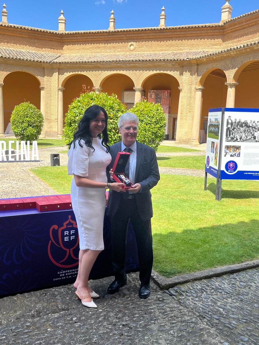 🏆🇪🇦 La <a href="/FutFemRFEF/">FutFem RFEF</a> homenajeó al Club Atlético Málaga en la previa de la final de la 𝘾𝒐𝙥𝒂 𝑺𝙈 𝙇𝒂 𝑹𝙚𝒊𝙣𝒂 celebrada el pasado fin de semana en Huesca.

El ente federativo premió al Málaga por su título copero en la histórica campaña 98/99.

➡️ malagacf.com/noticias/recon…