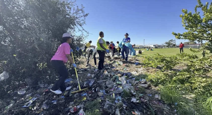 mingyug6's tweet photo. [South Africa – Athlone]
Bonteheuwel community in South Africa cleans for peace — a grassroots step toward harmony.
👉 https://t.co/bv02ZKsy2x
#Together_Campaign #Building_Bridges_for_ethnicity https://t.co/Xooze5aDSL