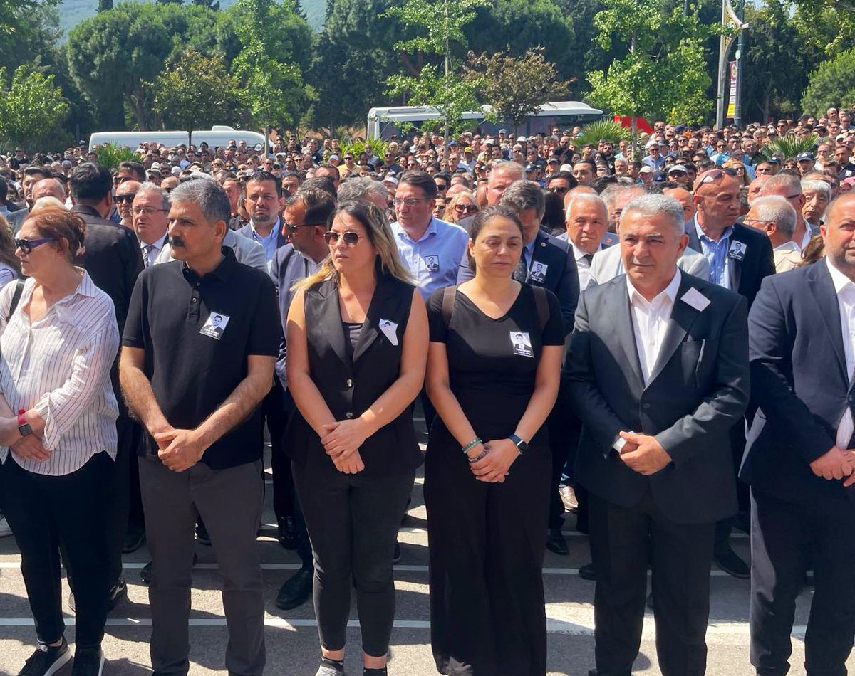DiSK_Genel_is's tweet photo. Genel Başkanımız Remzi Çalışkan, Genel Sekreterimiz Çetin Çalışkan, TİS Daire Başkanımız Faruk Saral, Örgütlenme Daire Başkanımız Ali Haydar Kara ve Manisa Şube Başkanımız Özgür Genç ile şube yönetimi geçirdiği elim kaza sonucu hayatını kaybeden Manisa Büyükşehir Belediye Başkanı Ferdi Zeyrek’in cenaze törenine katıldı.

Ailesine, Manisa halkına ve Cumhuriyet Halk Partisi’ne  bir kez daha başsağlığı ve sabır dileriz. @herkesicinCHP @ferdizeyrek_