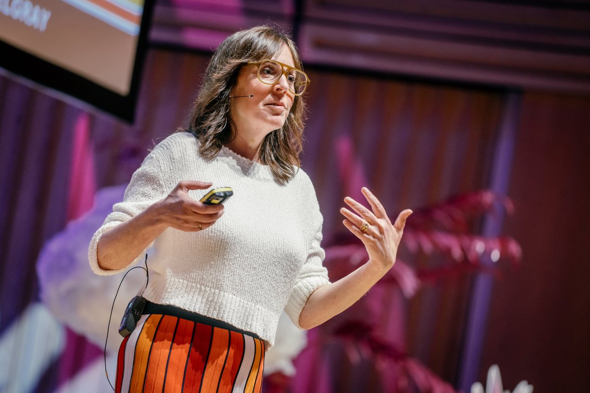 “How to write emails people love to read…” a super keynote from <a href="/lbelgray/">Laura Belgray</a> at #atomicon25.