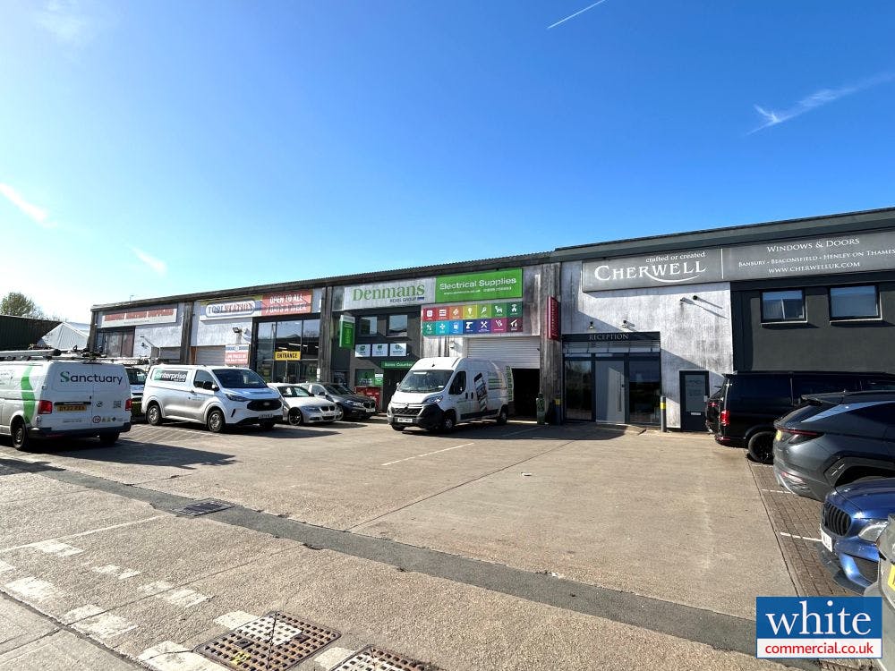 Now Available: G4 Marley Way, Banbury 3,558 sq ft Trade Counter Unit in Banbury Available For Lease. #Banbury #ToLet #TradeCounter #WhiteCommercial whitecommercial.search-prop.com/properties/300…