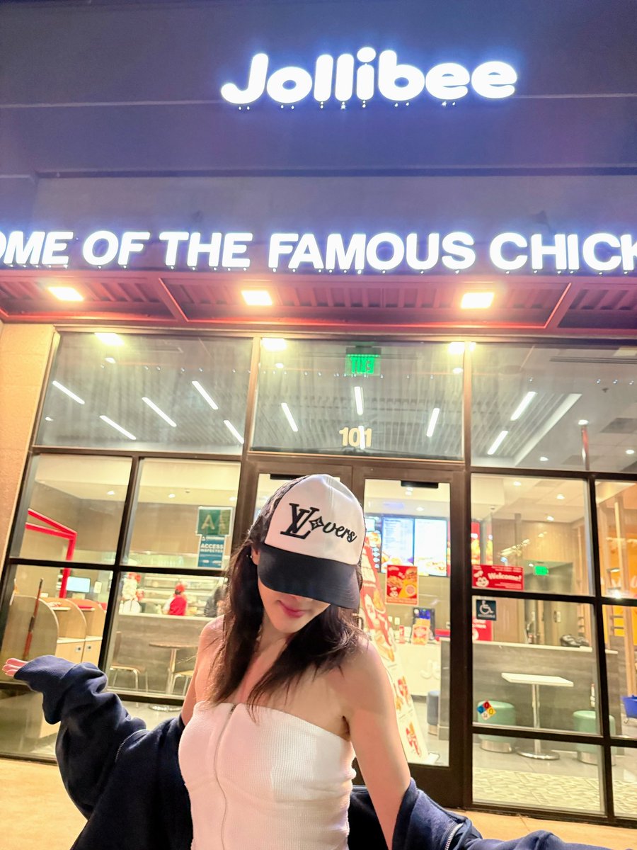 krungy21's tweet photo. So happy to meet my kababayans in LA 🇵🇭🇺🇸
In my favorite restaurant, with my favorite foods, my favorite songs, and the energy!!! 💕💕💕 https://t.co/muwocXicwP