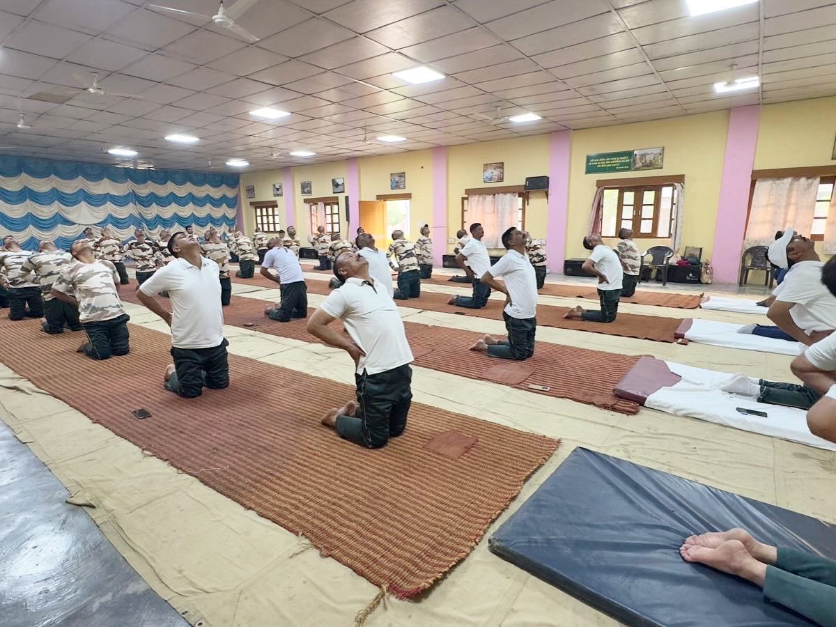 ukdirayurved's tweet photo. 11वें अंतर्राष्ट्रीय योग दिवस 2025 के उपलक्ष्य में योग सत्र आयोजन
📍 14वीं वाहिनी ITBP, जाजर देवल, पिथौरागढ़
📅 दिनांक: 9 जून 2025

आयुष विभाग के तत्वावधान में, जिला आयुर्वेदिक एवं यूनानी अधिकारी डॉ. ��ंद्रकला भैसोड़ा के निर्देशन में एक सफल योग सत्र का आयोजन किया गया। इस आयोजन के सफल संचालन हेतु कमांडिंग ऑफिसर श्री राम भरत कुशवाहा जी का विशेष योगदान रहा।
#idyuk25 #IDY2025 #ayushforall #fituttarakhandchallenge #yogaforoneearthonehealth