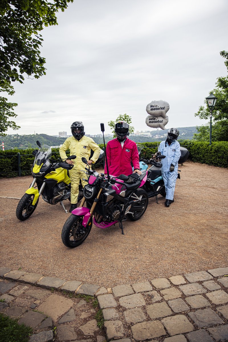 cdv_cz's tweet photo. 🛵 Až 40 % nehod motorkářů způsobí řidiči aut, kteří je nevidí. Nová kampaň BESIP říká jasně👉Hele, motorka!
Pomáhá jednoduchý trik: když motorku vidíte, řekněte si to nahlas. 🧠
🔗 https://t.co/rWx7Kg0gtC
#HeleMotorka #CDV #BezpečněNaSilnici #BESIP #SMIDSY #DopravníPsychologie https://t.co/sqrx4ZIVhY