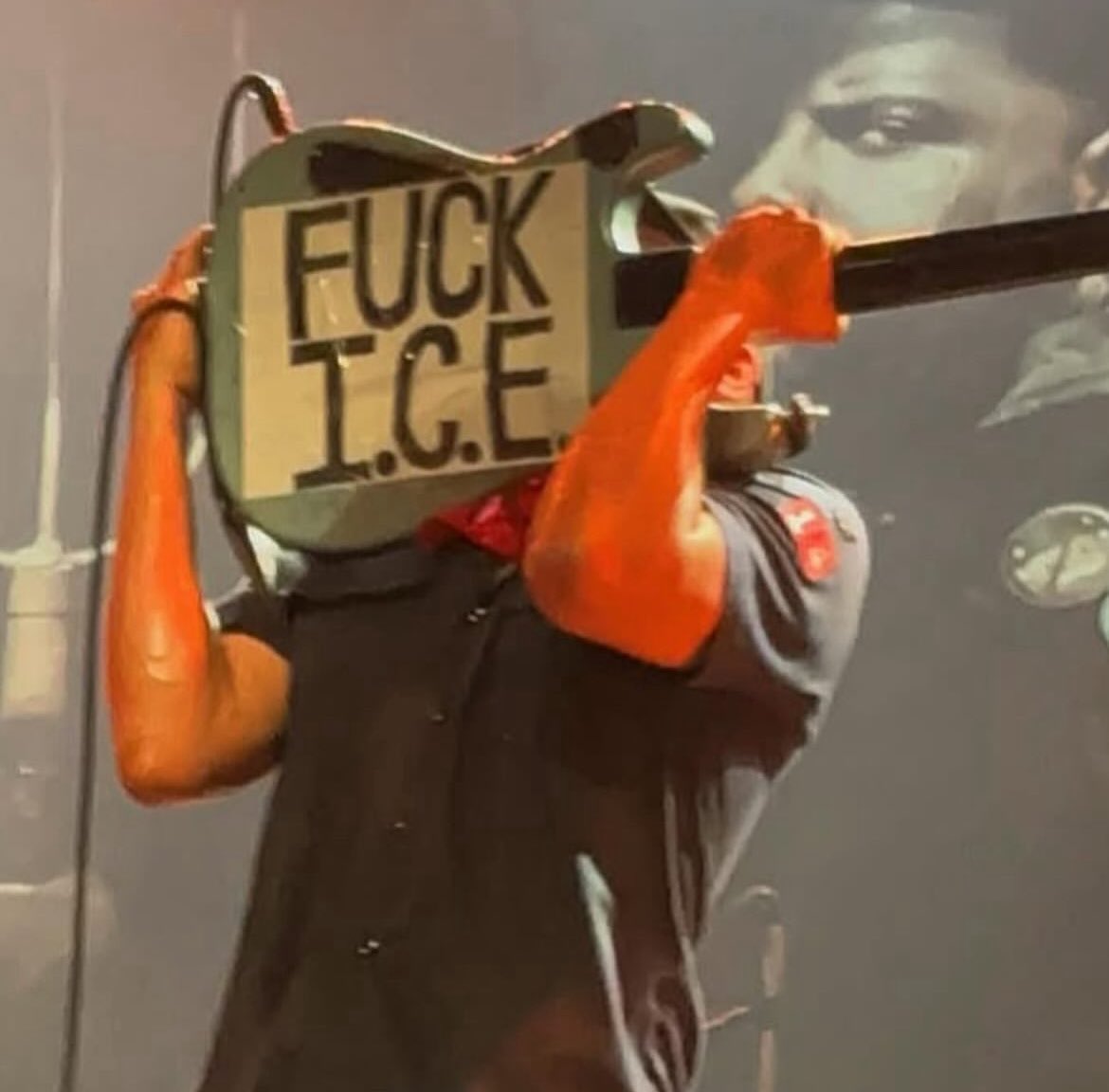 “Hay hombres que luchan un día y son buenos, hay otros que luchan un año y son mejores, hay quienes luchan muchos años y son muy buenos pero los hay que luchan toda la vida, esos son los imprescindibles.” Bertolt Brecht. 

Tom Morello en corto: