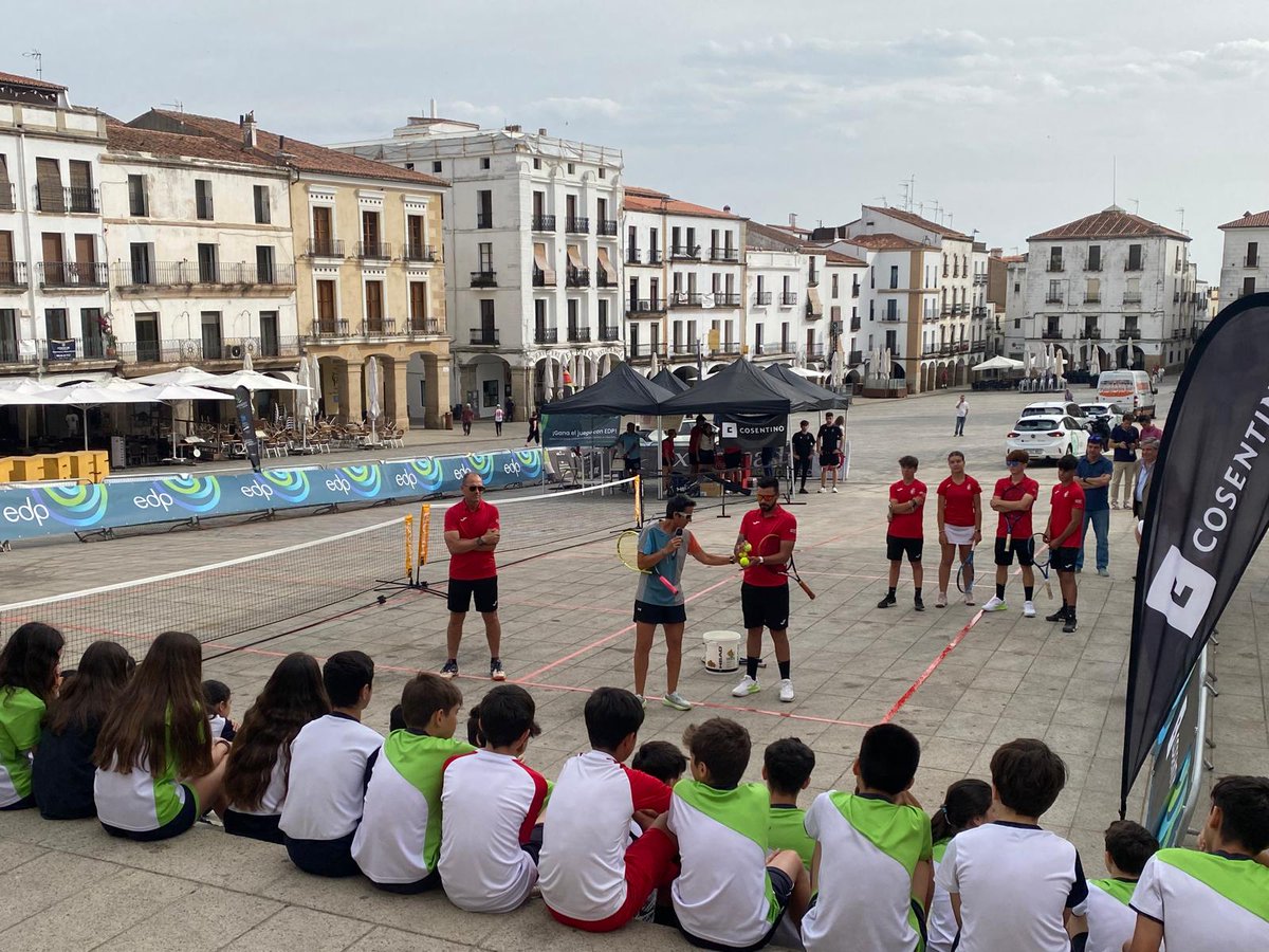 📢 EVENTO MINI-TENIS en la Plaza Mayor de Cáceres 🎾

¡Hoy ha sido un día increíble en la Plaza Mayor de Cáceres! Hemos tenido el placer de colaborar en el montaje de la infraestructura y la logística de un fantástico evento de mini-tenis 🏟️
