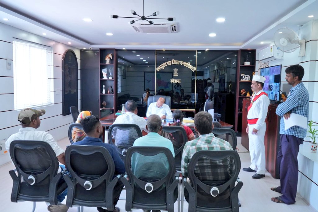 कार्यालय प्रकोष्ठ में आयोजित जनता दरबार में आये आमजनों की क्रमवार समस्याओं को सुना एवं ऑन स्पॉट कुछ मामलों का निष्पादन किया। साथ ही संबंधित विभागीय पदाधिकारियों को जांच कर अन्य मामलों का त्वरित निष्पादन करने का निर्देश दिया।
<a href="/JharkhandCMO/">Office of Chief Minister, Jharkhand</a> <a href="/prdjharkhand/">IPRD Jharkhand</a>