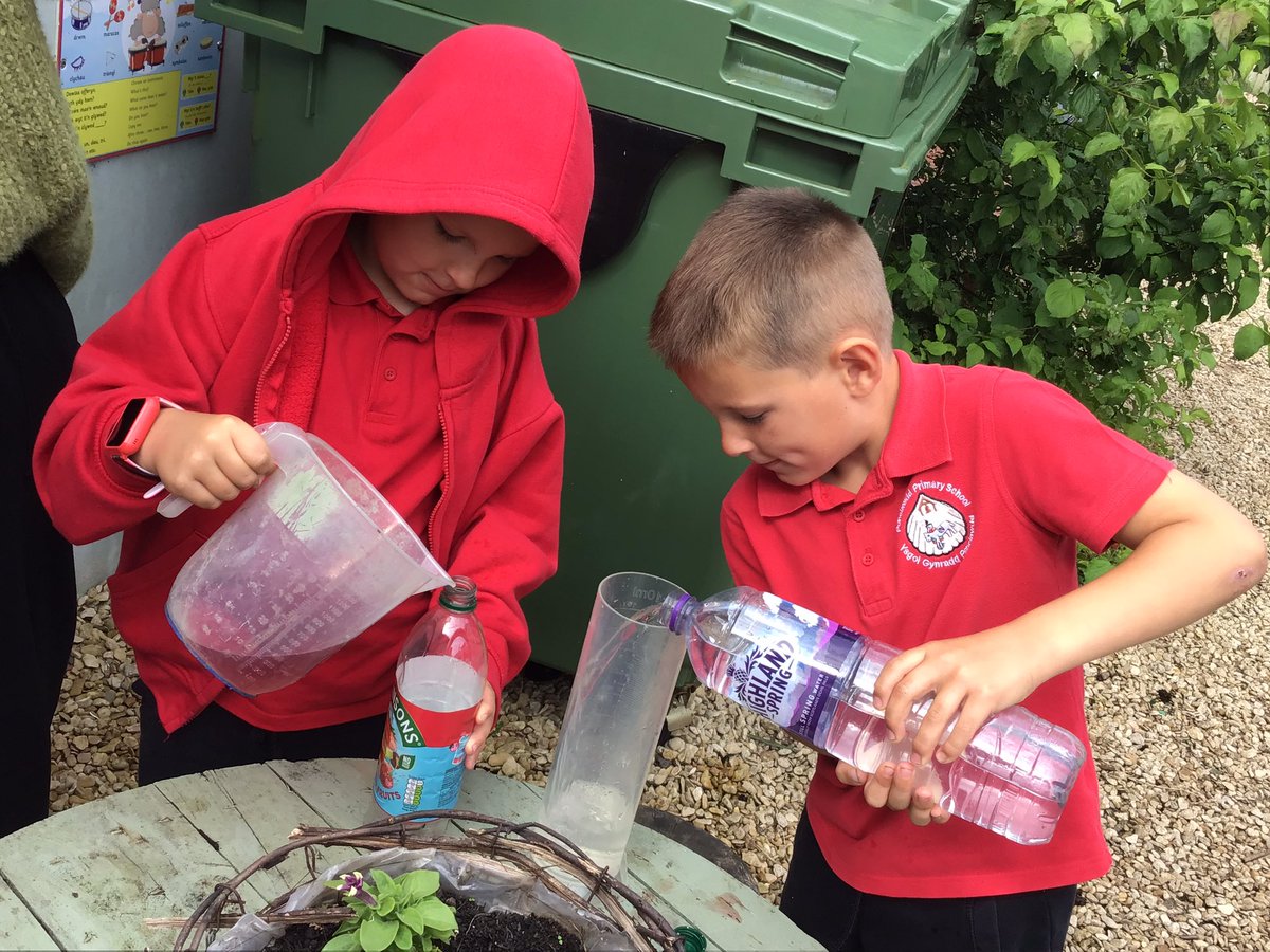Penclawdd's tweet photo. Measuring mass last week, using weighing scales , grams and kilograms….onto measuring capacity and volume this week using measuring cylinders and measuring jugs, litres and millilitres🤩⭐️✨#PencSealions #Penc12 #PencNUM #PencOutdoors https://t.co/fEXcx8n8bb