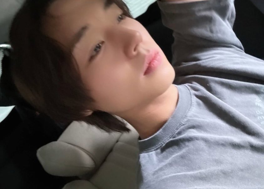 i wish i could carve out some of my insides and make room to stuff him in there instead i do not need lungs i need Jihoon