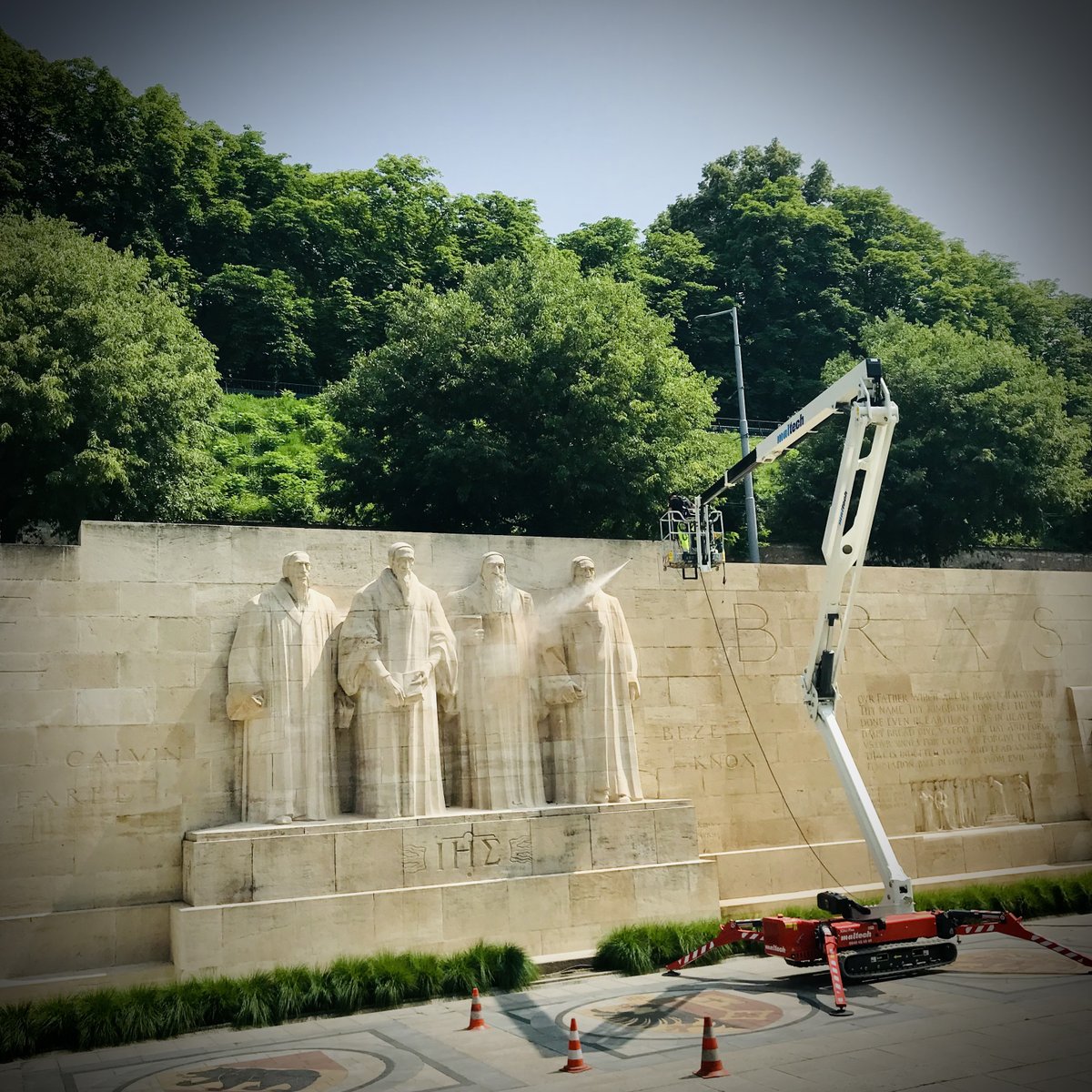 Petit brin de toilette pour les 4 joyeux drilles du Mur des réformateurs à Genève.
