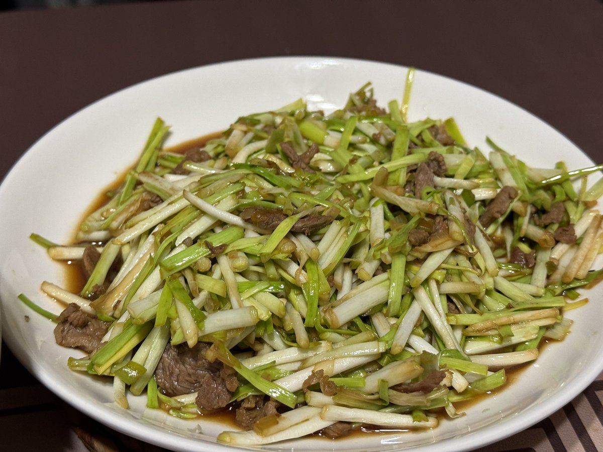 晚上家里做了仨菜，土豆炖牛肉，韭黄炒肉和西红柿鸡蛋。西红柿鸡蛋甜口儿和咸口儿我都吃过，但至今觉得多放糖的更好吃，咸口儿的真接受不了。