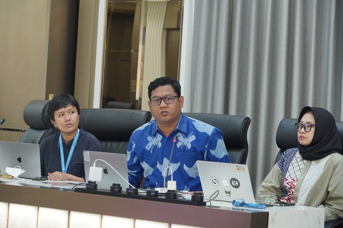 Sekretaris Fraksi PKS DPR RI, Ledia Hanifa Amaliah menerima kunjungan audiensi dari Koalisi Masyarakat Kawal RUU Masyarakat Adat di Ruang Rapat Pleno Fraksi PKS, Gedung Nusantara I, Kompleks Parlemen, Senayan, Jakarta pada Selasa (10/6).

#fraksipksdprri 
#PKSpembelaRakyat 
#PKS
