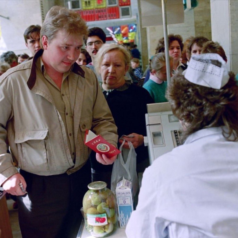 Социализмын эдийн засаг дампуурч, хуурамч хулхи онол бсан нь батлагдсан юм.

Нэг шил ногоон лооль худалдаж авахын тулд хаана амьдарч байгаагаа батлах бүртгэлээ үзүүлэх ёстой бсан юм. 
ЗХУ. 1990 он.