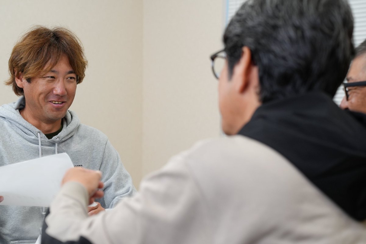 JACKALL_Inc's tweet photo. 【今日の開発室】
本日は青木プロにご来社頂きました。
思えば、DSTYLE様とのJOINT PROJECTは間も無く10周年を迎えます。レゼルブの開発から始まったこのご縁。
次なるプロジェクトにも大きな期待が膨らみます。

#whatsnext #dstyle #jackall https://t.co/DIRb3qOur2