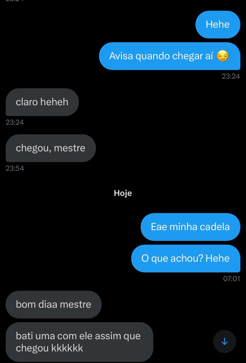 Cadelas tocam uma com a meia do macho na boca e o tênis enfiado no nariz 😏