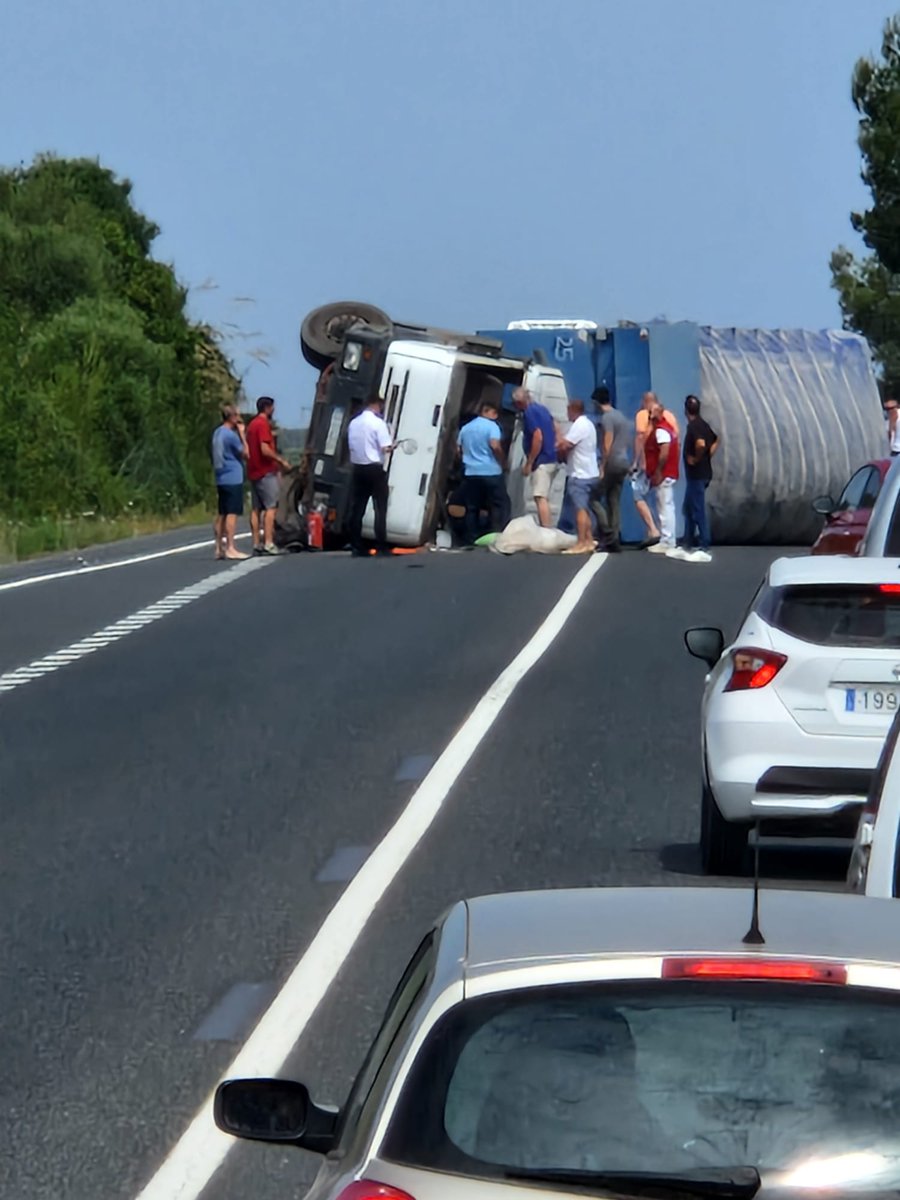 🚧 ATENCIÓN: Accidente en la Me-1 a la altura de Mitjan Lloc (entre Maó y Alaior) con vuelco de camión. Carretera Me-1 cortada y posibles retrasos en los servicios afectados. Hasta nuevo aviso,🚍 las rutas afectadas se desvían por Me-12 (Maó-Cala'n Porter) y carretera Torralba.