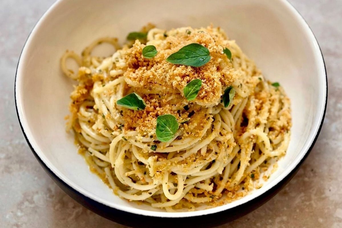 Colatura, from the Amalfi Coast, makes an appearance as a flavor finisher on simple pasta dishes. 

Missy Robbins, chef/owner of Misi in Brooklyn, menus Linguine, a simple-yet-stellar standout with anchovy, garlic and parsley, and a drizzle of colatura. getflavor.com/flavors-on-the…