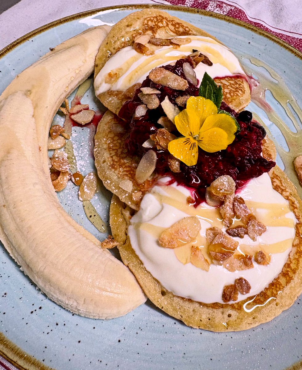 courtyardbath's tweet image. Berry good pancakes 🍓 Topped with apple &amp;amp; berry compote, yoghurt, flaked almonds and a drizzle of honey (pictured here with a side of banana). Treat yourself…🥞🌱🍯

#pancakes #pancakestack #pancakelovers #bathcafe
