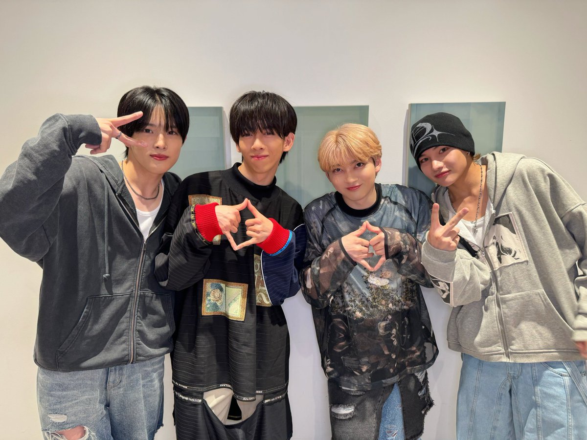超特急 OFFICIAL (@sd_bt) on Twitter photo 📸PHOTO📸
#aoen (<a href="/aoen_official/">aoen OFFICIAL</a> ) の #優樹 さんと #雅久 さんと📸
ありがとうございました!✨
▼コラボTikTok公開中!
vt.tiktok.com/ZSkPV5pDw/
#YUJU #GAKU
#メタルなかよしでみんな仲良し
#超特急_メタルなかよし 📸PHOTO📸
#aoen (<a href="/aoen_official/">aoen OFFICIAL</a> ) の #優樹 さんと #雅久 さんと📸
ありがとうございました!✨
▼コラボTikTok公開中!
vt.tiktok.com/ZSkPV5pDw/
#YUJU #GAKU
#メタルなかよしでみんな仲良し
#超特急_メタルなかよし