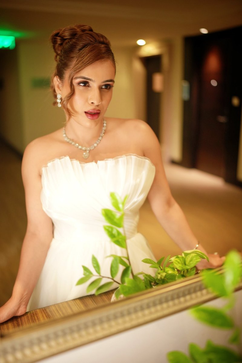 Nehhaamalik's tweet image. Landed from Europe, touched down in Goa… 🌊 still serving looks, just a different timezone 😉✨ #backtogrind ✌️

#goadiaries #goa #event #bigdaddycasino #panjim #goaindia #princess #whitegown #señorita #workmode #portraitphotography #eventtime #eventinspo #india