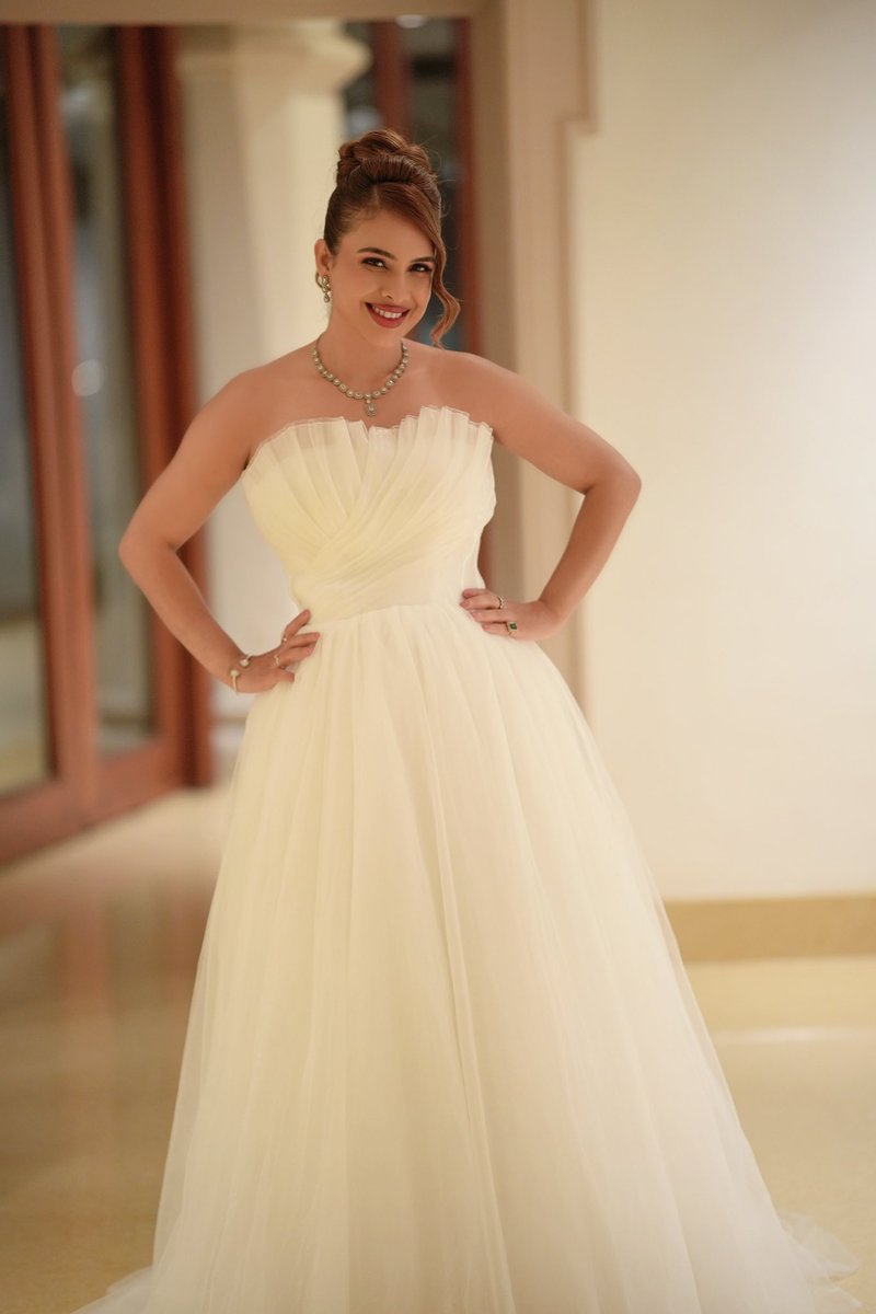 Nehhaamalik's tweet image. Landed from Europe, touched down in Goa… 🌊 still serving looks, just a different timezone 😉✨ #backtogrind ✌️

#goadiaries #goa #event #bigdaddycasino #panjim #goaindia #princess #whitegown #señorita #workmode #portraitphotography #eventtime #eventinspo #india