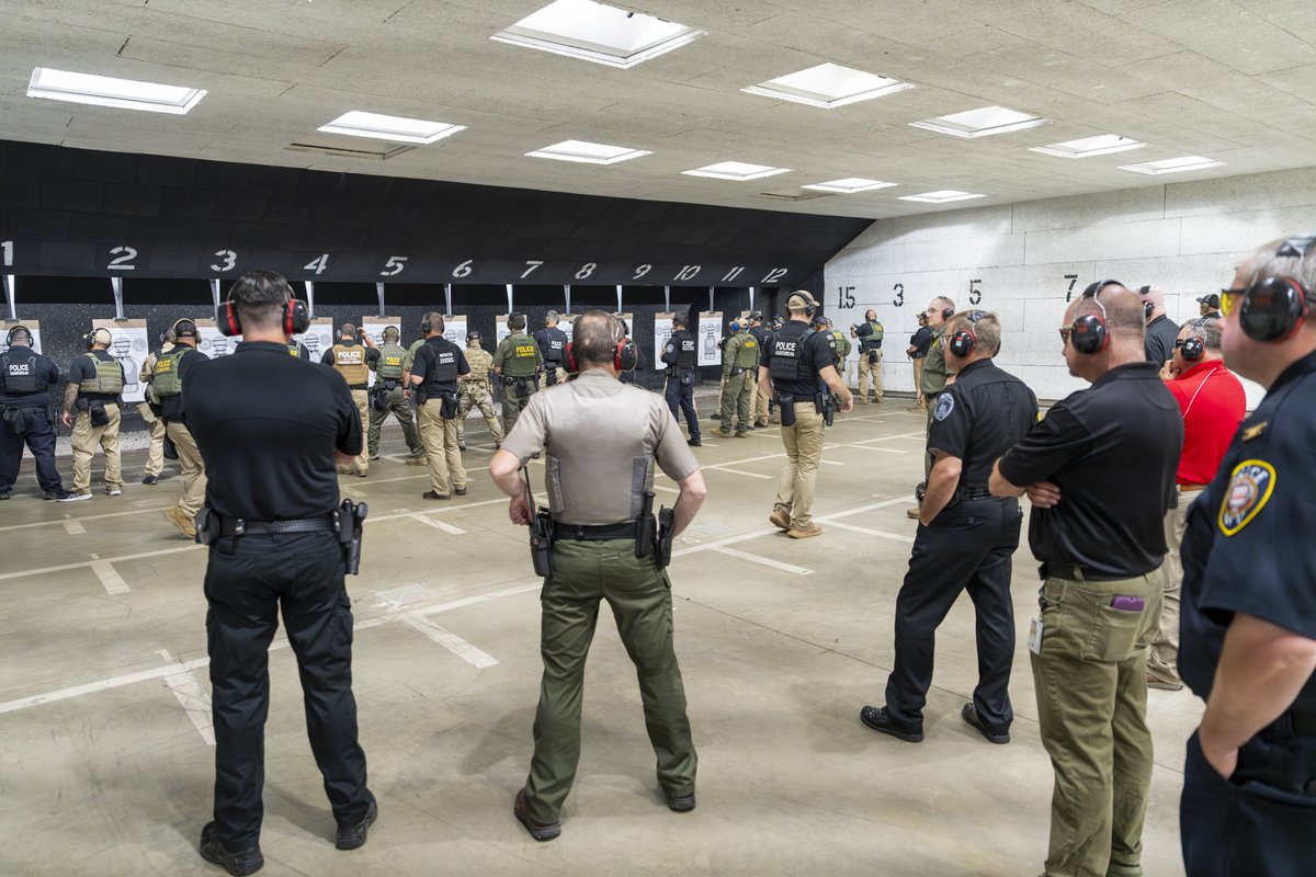 CBPLESCXD's tweet image. Last week we hosted a local law enforcement leadership meeting to introduce the leadership of these surrounding agencies to the operations of the LESC. #LearnAboutLESC
@CBP @NatlParkService @WVBerkCoSheriff @LoudounSheriff