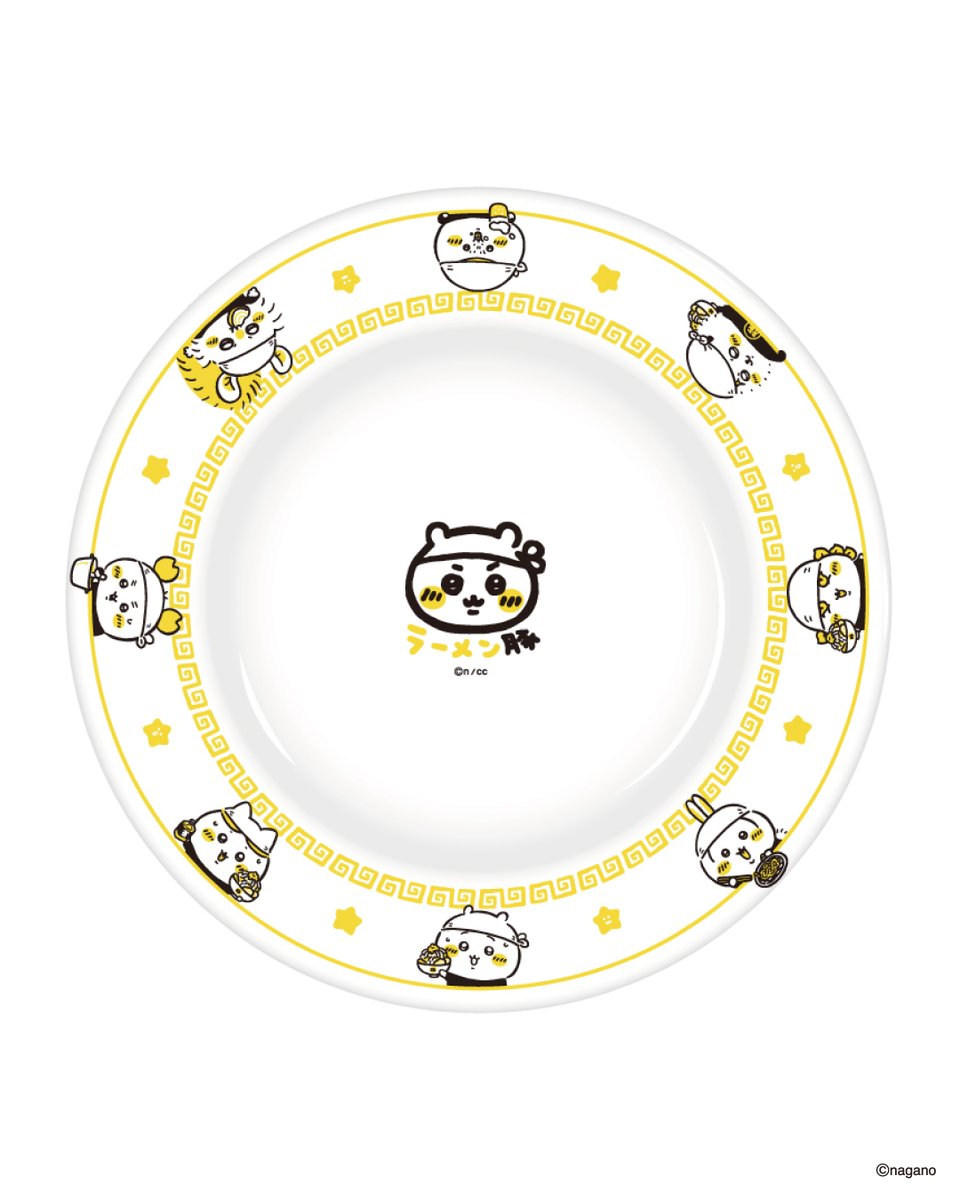 【 #ちいかわラーメン豚 オリジナルグッズ】
新作のメラミン皿は、お店では、ラーメンどんぶりの下皿として使用していますが、食卓でも使いやすいサイズ。  

リムには、ラーメン屋さんで働くちいかわのキャラクターが勢ぞろい。 重さも軽く、扱いやすいのもポイントです。お子様にもおすすめです！