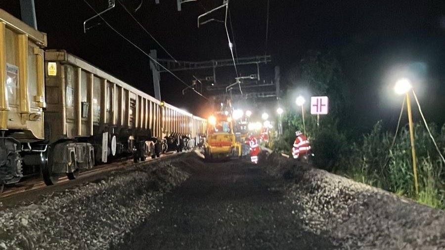 🛤️ Our track renewal in South Glos is in full swing.

👷‍♀️👷‍♂️ Working night &amp; day for 2 weeks we're replacing 2.6km of track in Stoke Gifford &amp; 16 track panels (which make up points) in Filton.

⏲️ Work continues 'til early hrs of Sat 21 June. Check nationalrail.co.uk