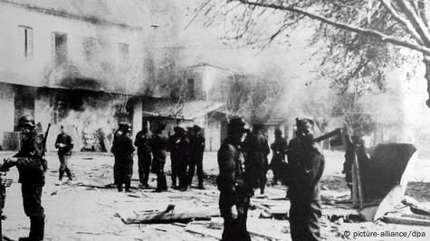 10.6.42 - die Faschisten zerstören das tschechische Dorf Lidice, die Einwohner:innen werden entweder getötet o. deportiert.
10.6.44 - die Faschisten zerstören das französische Oradour-sur-Glane und das griechische Distomo, die Einwohner:innen werden ermordet. 
Nichts vergessen!