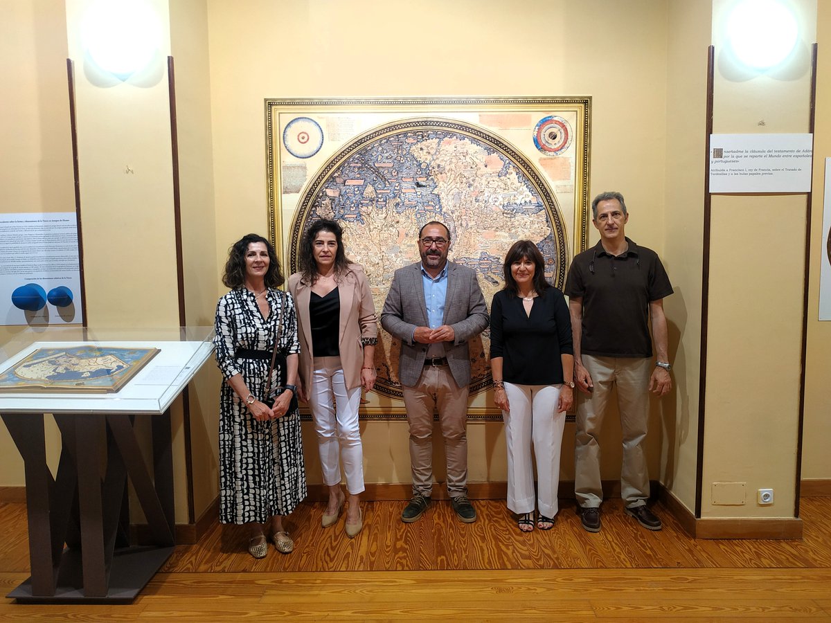 ⛵ El viernes 6 de junio se inauguró la exposición del IGN “Los mapas y la primera vuelta al mundo” 🗺️  en la histórica localidad de #Tordesillas, donde, en 1494, España y Portugal firmaron el tratado por el que se repartían el mundo y que desembocaría en la expedición de