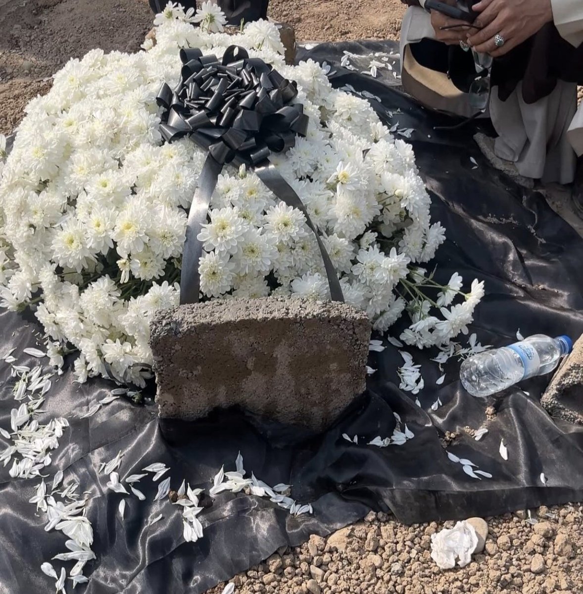 تن مثله‌شده‌ی #کبری_رضایی گواهِ انکار ناپذیری‌ست از جنایت. تمام وحوش کمپین «اخراج افغانی...» شریک در این جرم‌اند. شریک در این جنایت‌اند. پیش از اینکه ایران به صحنه‌ی انتقام‌جویی‌های پی‌ازپی شود، باید قلاده‌ به گردن این گروه بخورد.