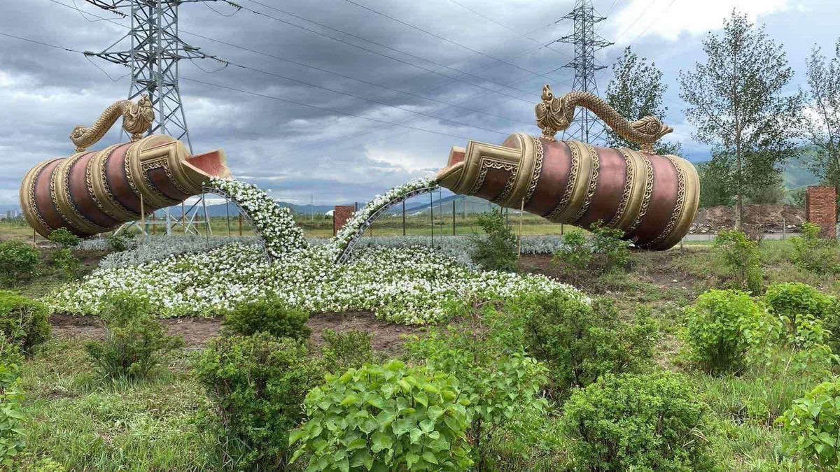 Цэцэг алагласан хот үлдээгээд явсан гэнэ үү. Нэг наст цэцгээр нийслэлчүүдийн нүдийг хуурч нэгэн үеэрээ түгжирч амьдрах хотыг хэн үлдээсэн бэ? Дахин төлөвлөлт нэрээр зах замбараагүй, төлөвлөлтгүй газар олгож Натур, Голдэн Парк, Дөлгөөн нуур, Яармаг гэх бетонон ширэнгүүд бий болох