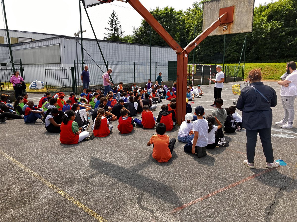 putavy's tweet photo. Aujourd’hui rencontre sportive entre les CM2 de la Cité Verte et les 6e du collège du Fort. Liaison organisée par le CMJ @VilleSucy et le professeur d’EPS du collège du Fort. @AcCreteil @mcciuntu https://t.co/kIs7daxOPS