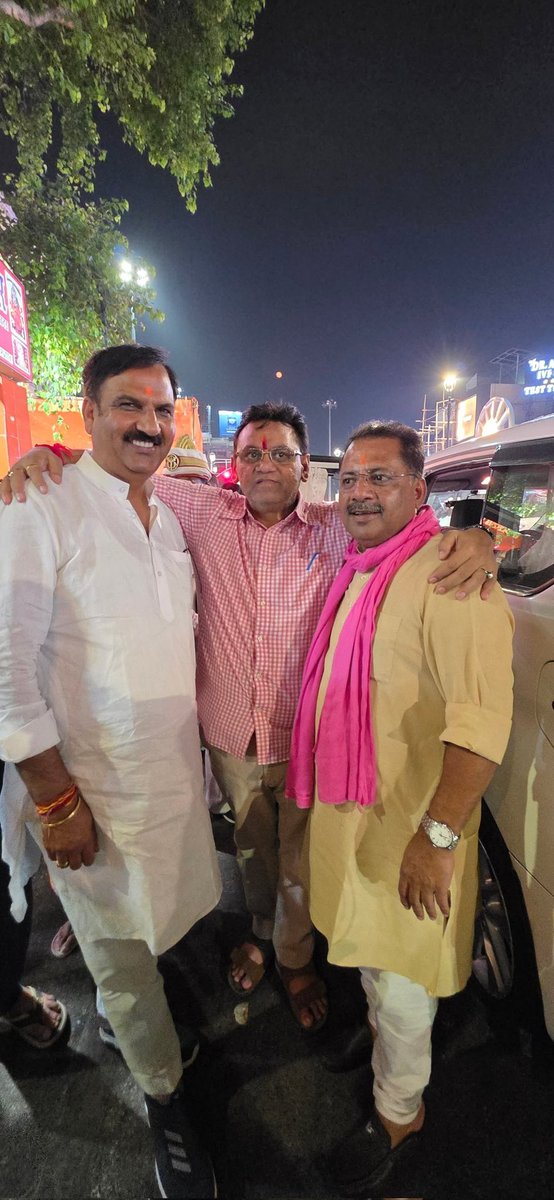 P.N. Pathak (@pnpathakbjp) on Twitter photo आज ज्येष्ठ मंगलवार के अवसर पर लखनऊ हजरतगंज में दक्षिणमुखी प्रभु हनुमंत लला जी के दर्शन पूजन करने का सौभाग्य मिला।
इस दौरान साथ में मा० राज्यमंत्री श्री <a href="/MLADineshKhatik/">Dinesh Khatik</a> जी उपस्थित रहें। आज ज्येष्ठ मंगलवार के अवसर पर लखनऊ हजरतगंज में दक्षिणमुखी प्रभु हनुमंत लला जी के दर्शन पूजन करने का सौभाग्य मिला।
इस दौरान साथ में मा० राज्यमंत्री श्री <a href="/MLADineshKhatik/">Dinesh Khatik</a> जी उपस्थित रहें।