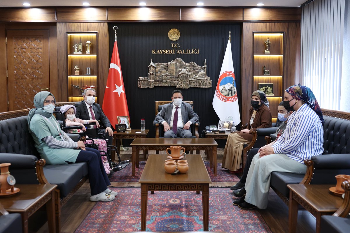 kayserivaliligi's tweet photo. Valimiz Sayın Gökmen Çicek, Çocuk Hematoloji Onkoloji (KANKA) Hastanesi’ne gerçekleştirmiş olduğu bayram ziyareti sırasında, farklı illerden şehrimize gelerek tedavi gören Fatih Palmanak ve Şeyma Nur Gündoğan'a vermiş olduğu şehir turu sözünün gerçekleştirilmesinin ardından, minik Fatih ve Şeyma Nur' u aileleriyle birlikte makamında ağırladı.