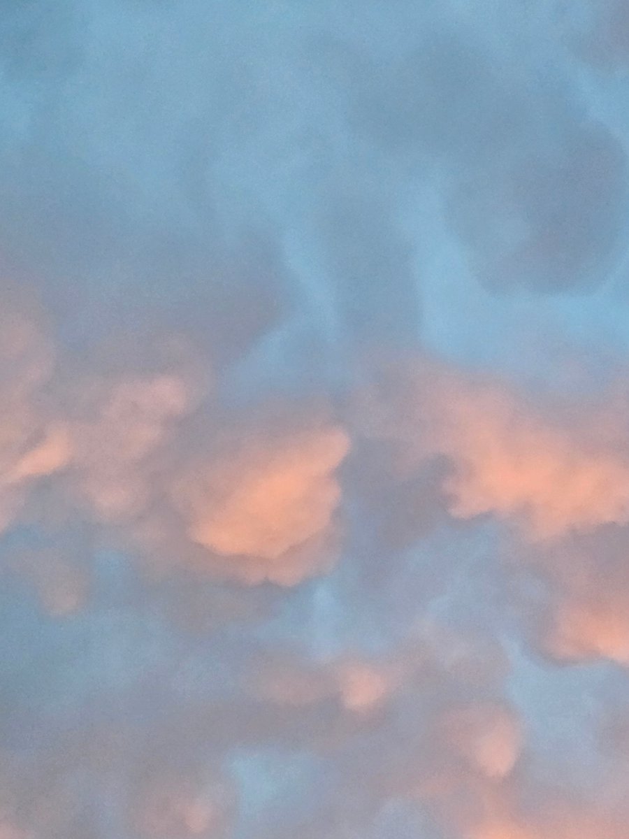 DeltaRunes's tweet image. Jfc I really really like clouds. I love clouds. All kinds of clouds. Clouds for days. And painting clouds and looking at them and taking pictures of them and drawing them and flying through them. Meow meow