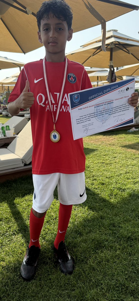 Foujeeh1's tweet photo. #ParisSaintGermain حصول ابني سامي فؤاد على شهادة الدبلوم من اكاديمية باريس سان جيرمان الفرنسية لكرة القدم. عقبال اشوفه فى قلعة النمور و منتخب بلده المملكة العربية السعودية. https://t.co/aDw61GVyNx