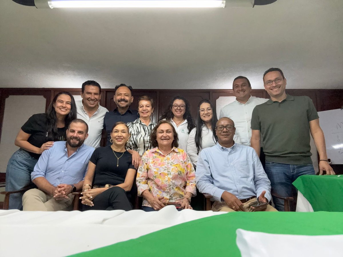 CUEENdS's tweet photo. Hoy, junto a la Junta Asesora, realizamos un taller de alineación de señales y capacidades para la gestión 2025-2030.

Contamos con la orientación del equipo de innovación de @censgrupoepm.

¡Gracias @DianaLisethCh y @m_valentina_ai por su guía y aportes! https://t.co/g1D2tMIqKf