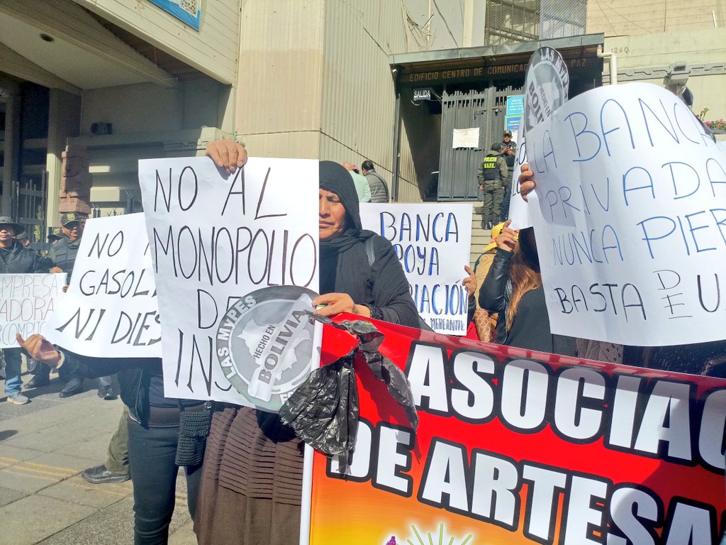 ArminCopa's tweet image. #deÚltimo 
Microempresarios de #LaPaz se declaran en duelo y en quiebra, exigen al Gobierno decretar un periodo de gracia de dos años en sus créditos por la crisis. Quemaron un ataúd en representación del sector textil y metalmecánica.