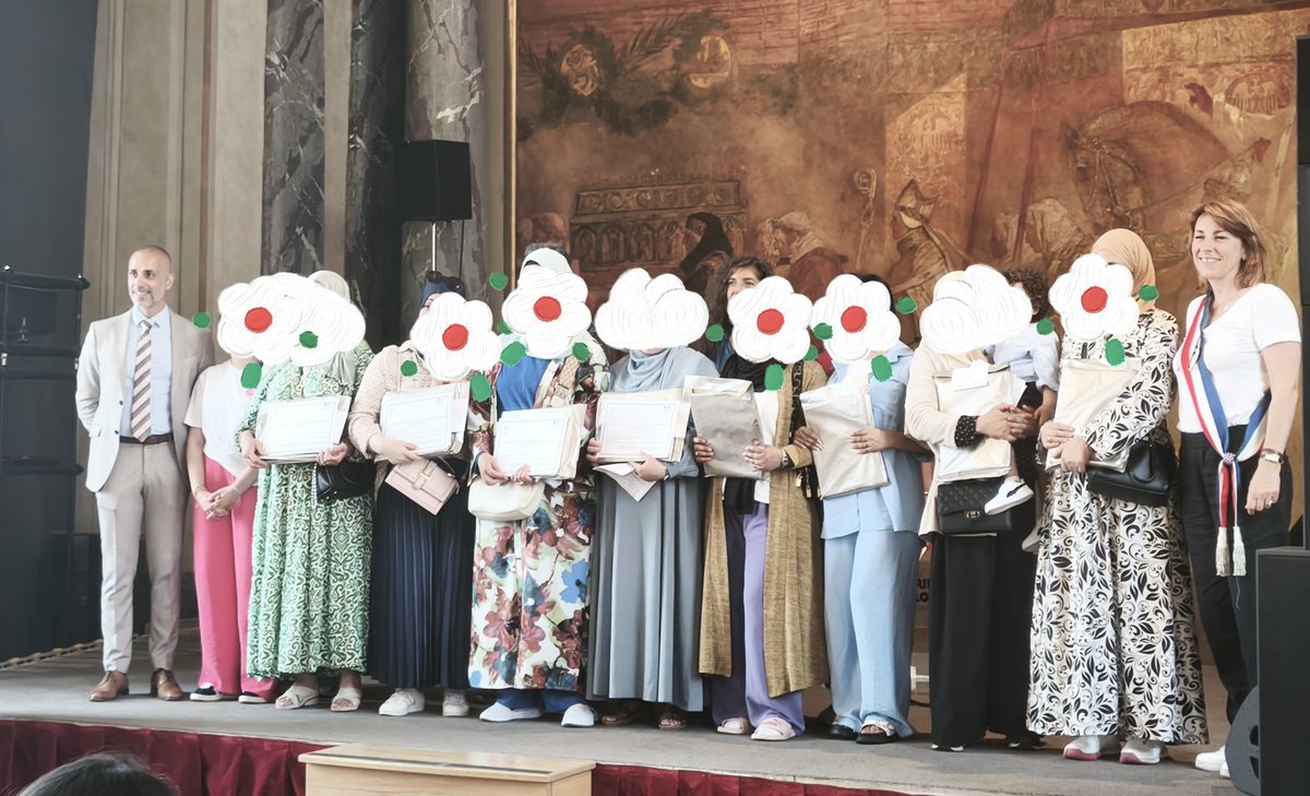 CASNAV TOULOUSE (@casnav_toulouse) on Twitter photo 🙏 Émouvante cérémonie de remise d'attestations aux parents des ateliers #OEPRE Ouvrir École aux parents...
de #Toulouse
🏛️ Salle des illustres-Capitole
Avec
➡️Filipe Antunes, conseiller technique du recteur <a href="/actoulouse/">Académie de Toulouse</a> <a href="/DSDEN31/">DSDEN 31</a>
➡️<a href="/M_lalane/">MLalane-de Laubadère</a>, maire-adjointe <a href="/Toulouse/">Toulouse - Mairie et Métropole</a>
Bravo ! 🙏 Émouvante cérémonie de remise d'attestations aux parents des ateliers #OEPRE Ouvrir École aux parents...
de #Toulouse
🏛️ Salle des illustres-Capitole
Avec
➡️Filipe Antunes, conseiller technique du recteur <a href="/actoulouse/">Académie de Toulouse</a> <a href="/DSDEN31/">DSDEN 31</a>
➡️<a href="/M_lalane/">MLalane-de Laubadère</a>, maire-adjointe <a href="/Toulouse/">Toulouse - Mairie et Métropole</a>
Bravo !