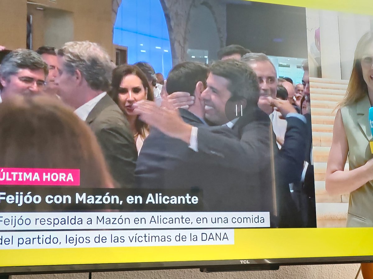 Los presidentes de Semana Santa y Hogueras abrazados al PP en homenaje a Feijóo y Mazón con 228 muertos a sus espaldas. Barcala, pregonero ‘por méritos festeros.
Menos mal que lo politizamos todo 🙄